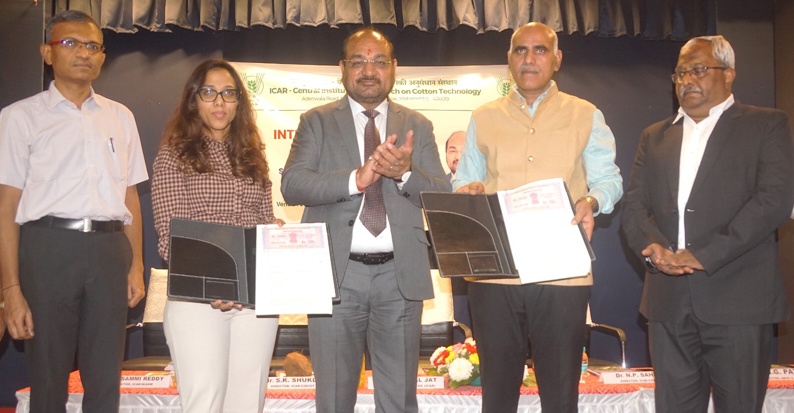 Earlier Dr. S.K. Shukla made a brief presentation of the research achievements and new initiatives of the institute. DG visited various laboratories including, fibre testing, mechanical processing, nanocellulose pilot plant, biomass characterization and genomics. During the visits, he assessed the status of nanofertilizer testing facility of the Institute and instructed the scientists to understand the science behind the action of nanofertilizers in plants. He appreciated the work carried out by ICAR-CIRCOT for increasing the production of xylitol using CRISPR/Cas9 technology.