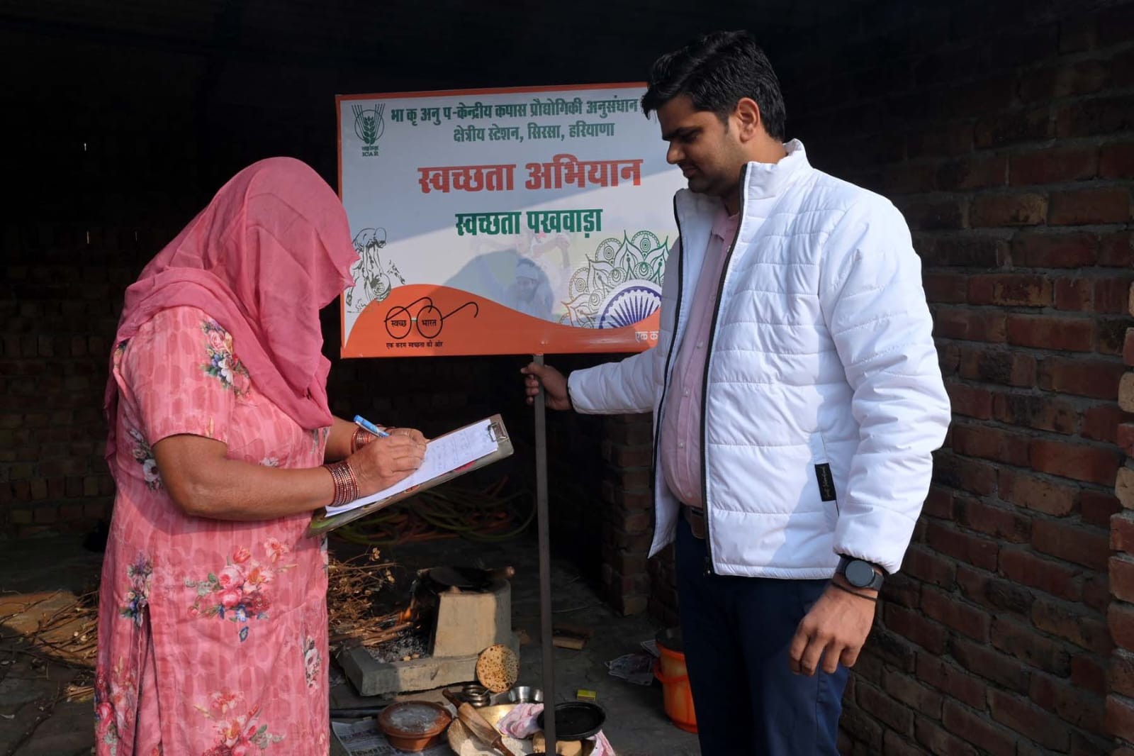 A door to door signature campaign for maintaining cleanliness was launched  at Sirsa, Haryana