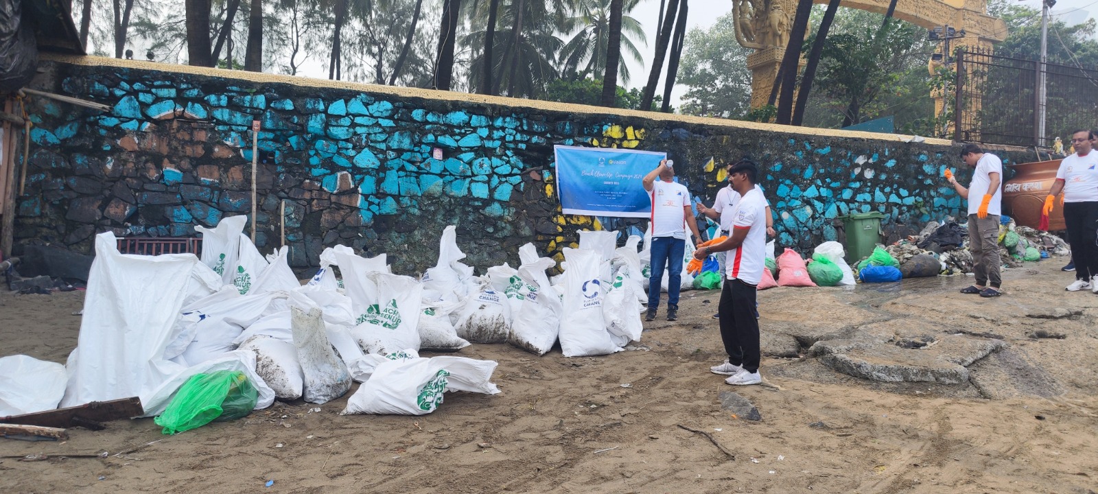 Cleanliness drive by NSS Student at the Dadar Beach, Mumbai