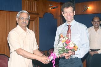2010 में अंतर्राष्ट्रीय व्यापार केंद्र, जिनेवा के सूती कपड़ा और वस्त्र कार्यक्रम प्रबंधक, श्री माथियास नैप का दौरा