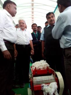 2014 4 दिसंबर 2014 को एग्रो विजन इंडिया, नागपुर में आईसीएआर-सिरकॉट प्रदर्शनी स्टाल पर श्री नितिन गडकरी का दौरा