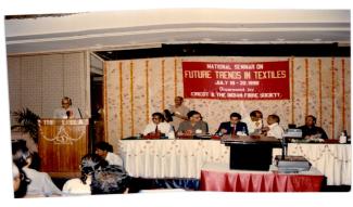 1995 वस्त्रों में भविष्य की प्रवृत्तियों पर संगोष्ठी में डॉ. आर. एस. परोदा, महानिदेशक, आईसीएआर द्वारा 19 जुलाई 1995 को भाग लिया गया छवि-2
