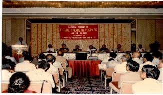 1995 वस्त्रों में भविष्य की प्रवृत्तियों पर संगोष्ठी में डॉ. आर. एस. परोदा, महानिदेशक, आईसीएआर द्वारा 19 जुलाई 1995 को भाग लिया गया छवि-5