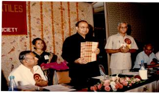 1995 वस्त्रों में भविष्य की प्रवृत्तियों पर संगोष्ठी में डॉ. आर. एस. परोदा, महानिदेशक, आईसीएआर द्वारा 19 जुलाई 1995 को भाग लिया गया छवि-7