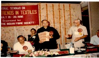 1995 वस्त्रों में भविष्य की प्रवृत्तियों पर संगोष्ठी में डॉ. आर. एस. परोदा, महानिदेशक, आईसीएआर द्वारा 19 जुलाई 1995 को भाग लिया गया छवि-8