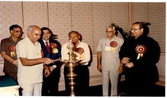 1995 वस्त्रों में भविष्य की प्रवृत्तियों पर संगोष्ठी में डॉ. आर. एस. परोदा, महानिदेशक, आईसीएआर द्वारा 19 जुलाई 1995 को भाग लिया गया छवि-9