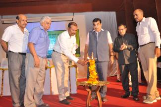 2015 में नागपुर में ग्रामीण आजीविका के लिए कपास के डंठल और अन्य कृषि अपशिष्टों के मूल्यवर्धन पर राष्ट्रीय सेमिनार में नितिन गडकरी का दौरा छवि-3