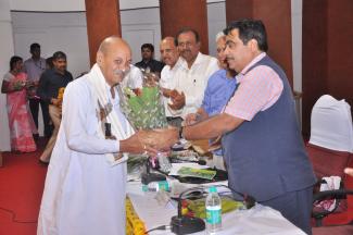 2015 में नागपुर में ग्रामीण आजीविका के लिए कपास के डंठल और अन्य कृषि अपशिष्टों के मूल्यवर्धन पर राष्ट्रीय सेमिनार में नितिन गडकरी का दौरा छवि-5