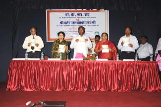 2013 11 अक्टूबर 2013 को श्री के एच राव (वस्त्र मंत्री) और श्रीमती पनबक्का लक्ष्मी (वस्त्र राज्य मंत्री) का आईसीएआर-सिरकॉट का दौरा छवि-4