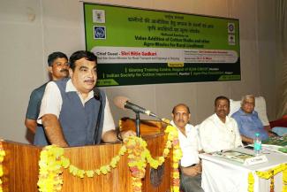 2015 में नागपुर में ग्रामीण आजीविका के लिए कपास के डंठल और अन्य कृषि अपशिष्टों के मूल्यवर्धन पर राष्ट्रीय सेमिनार में नितिन गडकरी का दौरा छवि-6