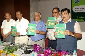 2015 में नागपुर में ग्रामीण आजीविका के लिए कपास के डंठल और अन्य कृषि अपशिष्टों के मूल्यवर्धन पर राष्ट्रीय सेमिनार में नितिन गडकरी का दौरा छवि-7